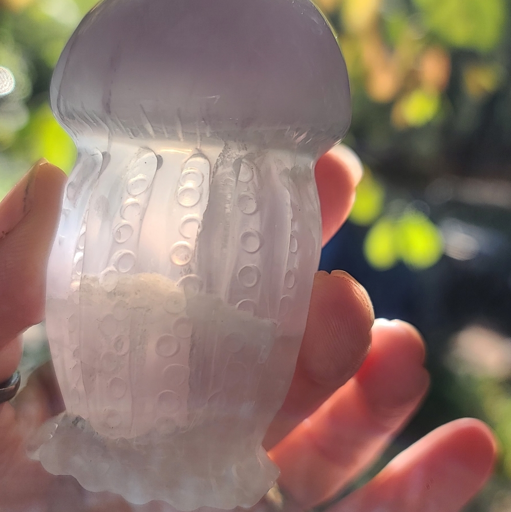 Rare light colored Fluorite jelly fish statue 2.5" - Picture 6 of 7